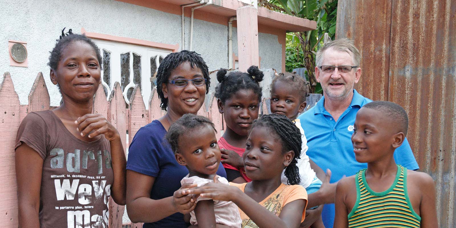 El padre Bernard Latus con un grupo de residentes en Jamaica.