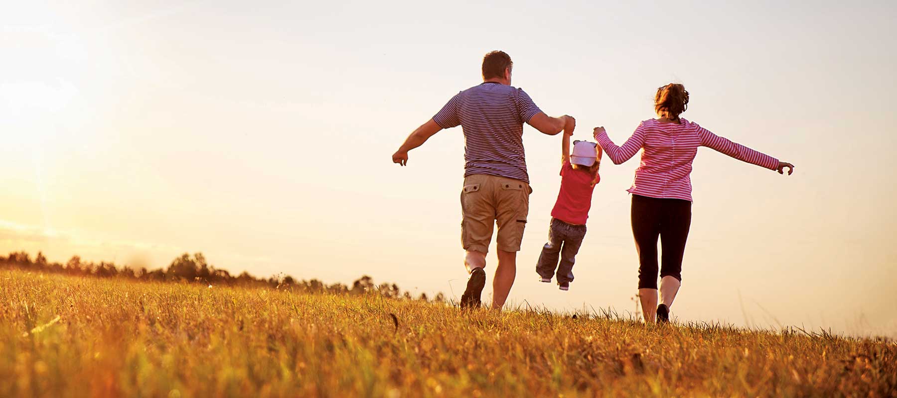 Mamá y papá jugando con el hijo