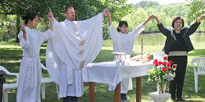 Padre Kazimierz Abrahamczyk durante a Santa Missa com emigrantes coreanos