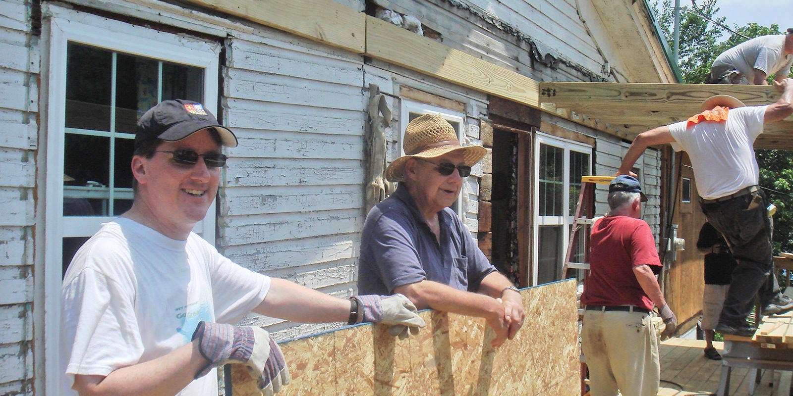 Padre Adam e os voluntários ajudam a consertar a casa em Gassaway, West Virgínia.