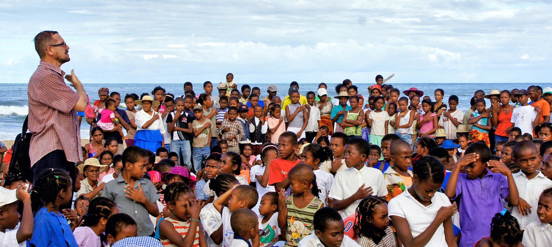 Padre Zdzisław Grad - catequesis para niños en Madagascar.