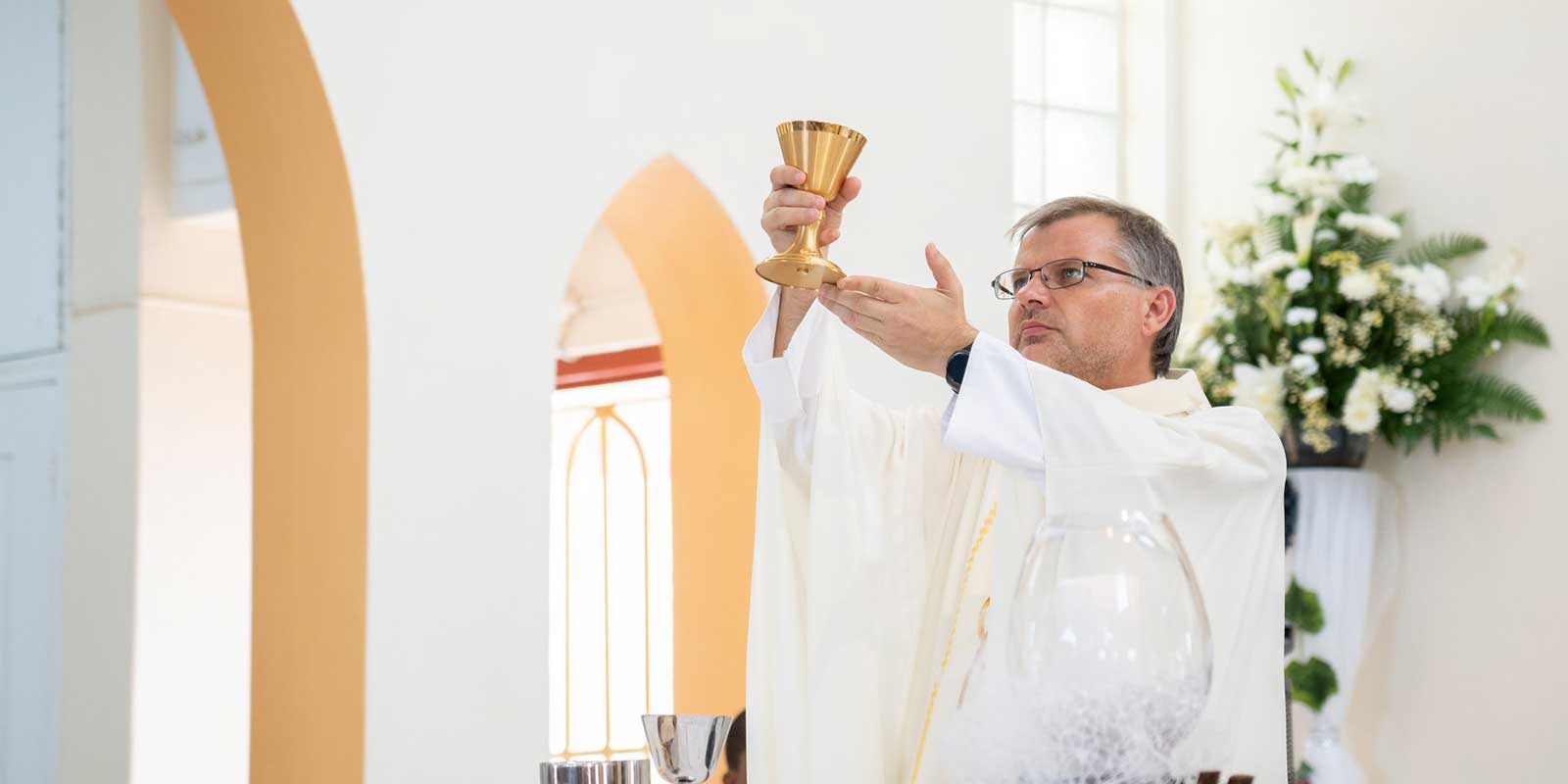 Father Adam celebrating mass at Sin Maarten