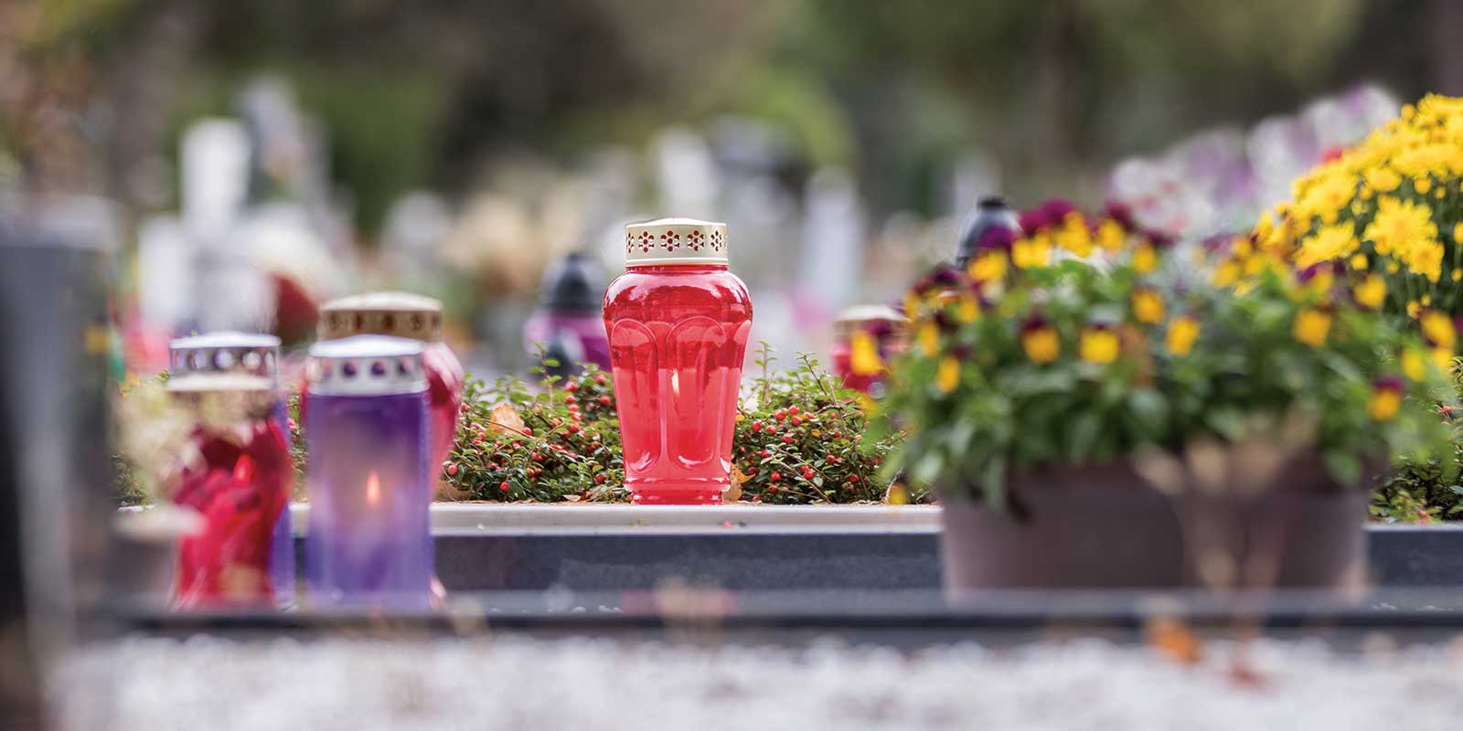 Velas brilhando no escuro no Dia de Finados