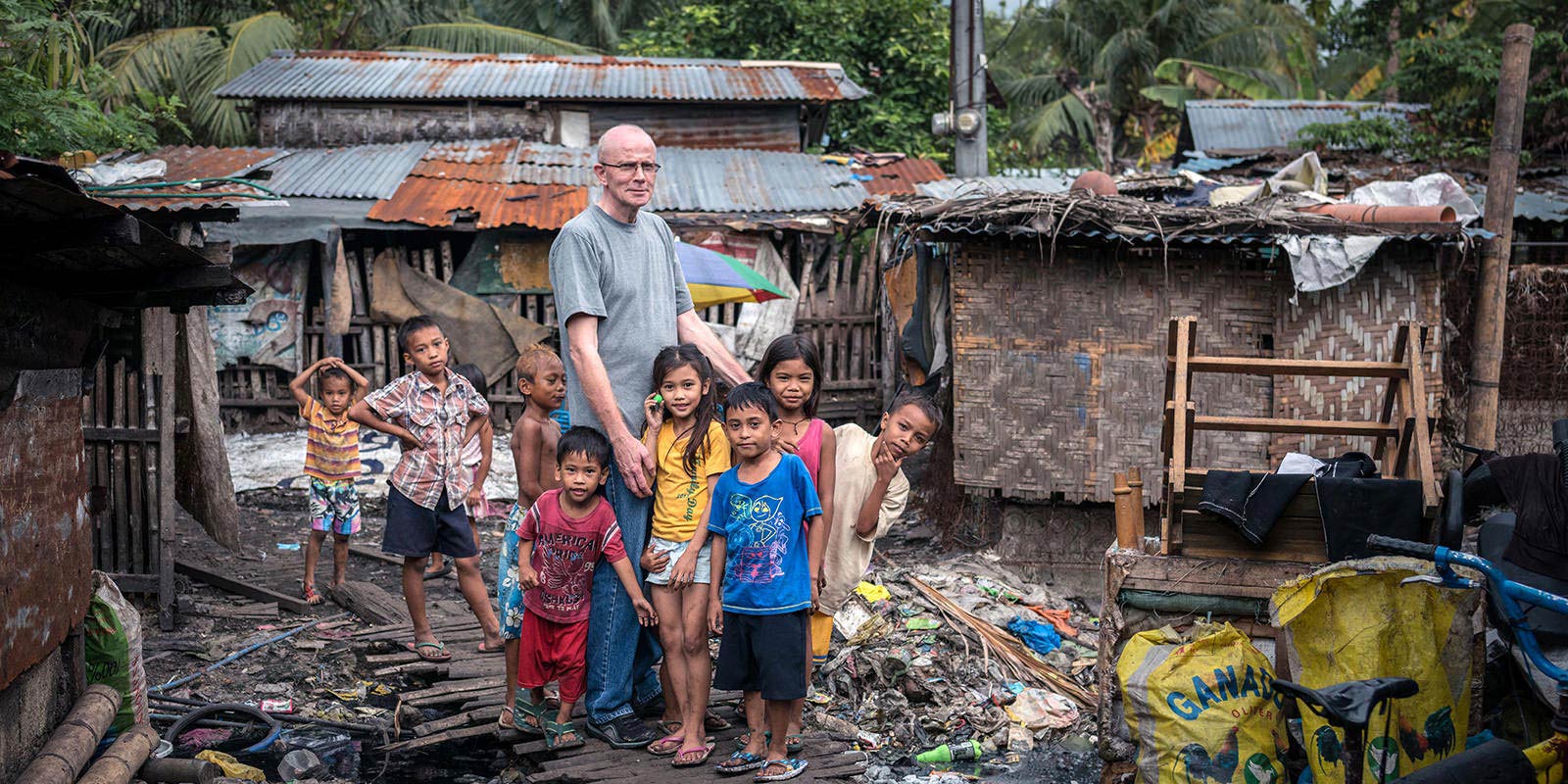 El padre Heinz Kulüke, Werbista, con niños en los barrios marginales de la isla de Cebú, Filipinas.