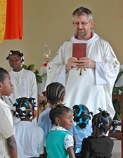 P. Bernard Latus celebrando la Misa con los niños