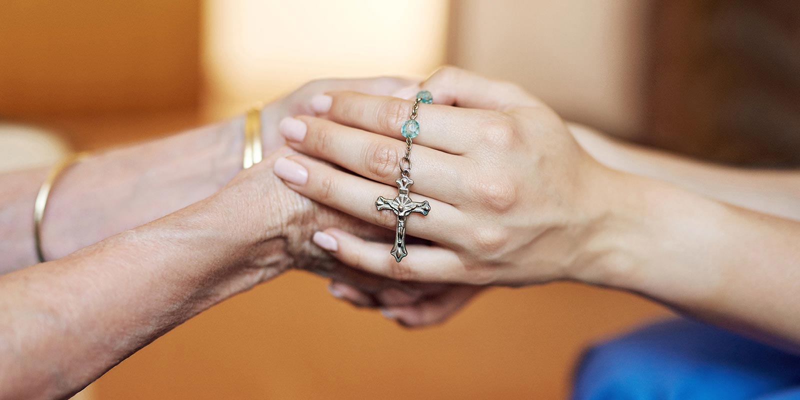 Manos con rosario, en oración por los enfermos