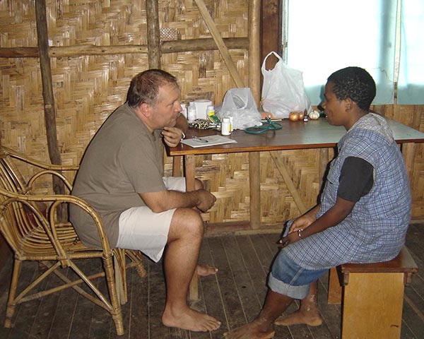 Hermano, doctor, Jerzy Kuzma hablando con la paciente