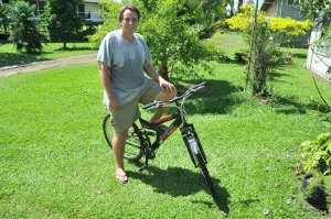O. Michał Tomaszewski z rowerem, Papua Nowa Guinea
