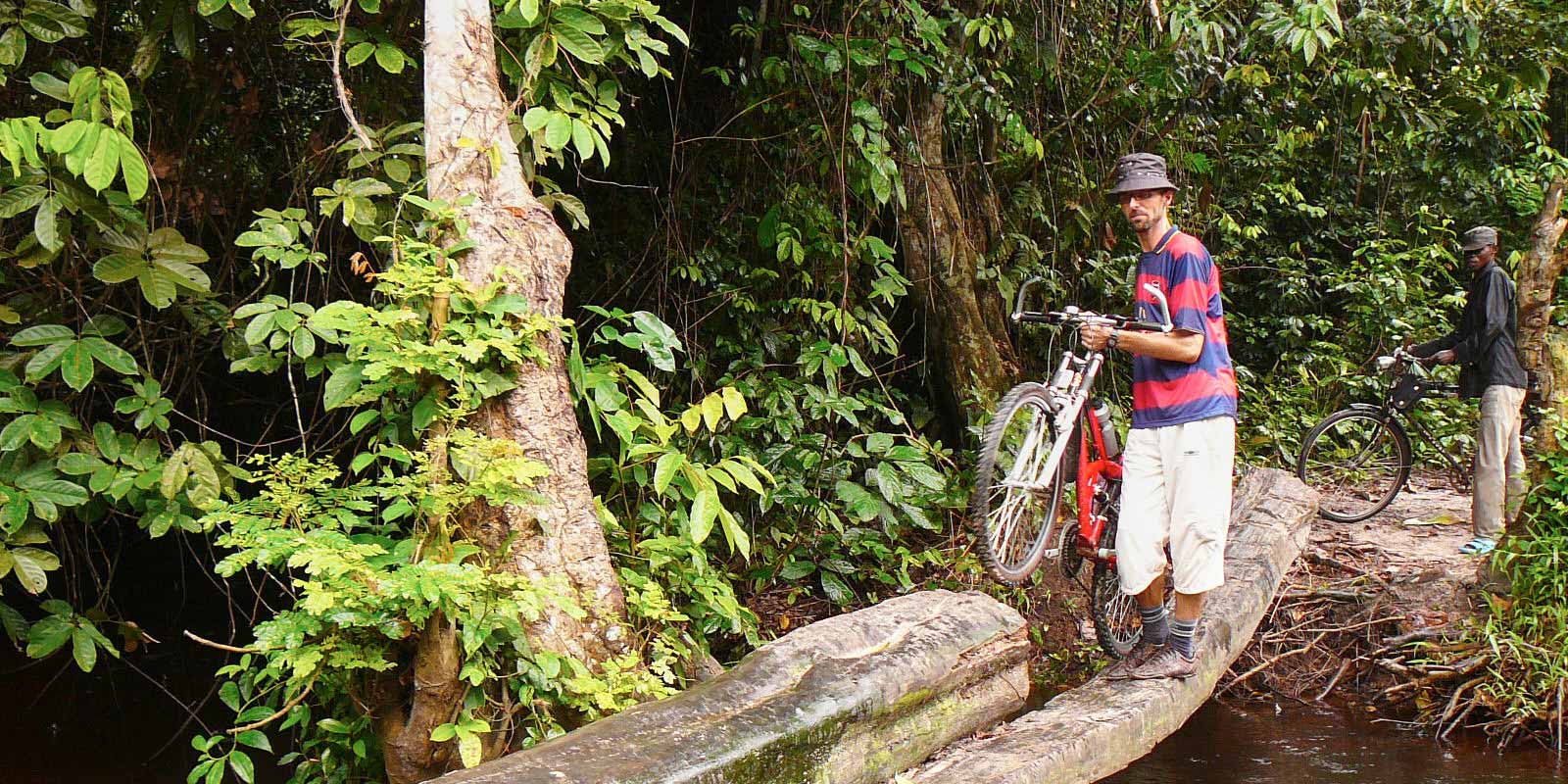 O irmão Albert Kurczab, durante a missão, supera o terreno difícil com a bicicleta de montanha.