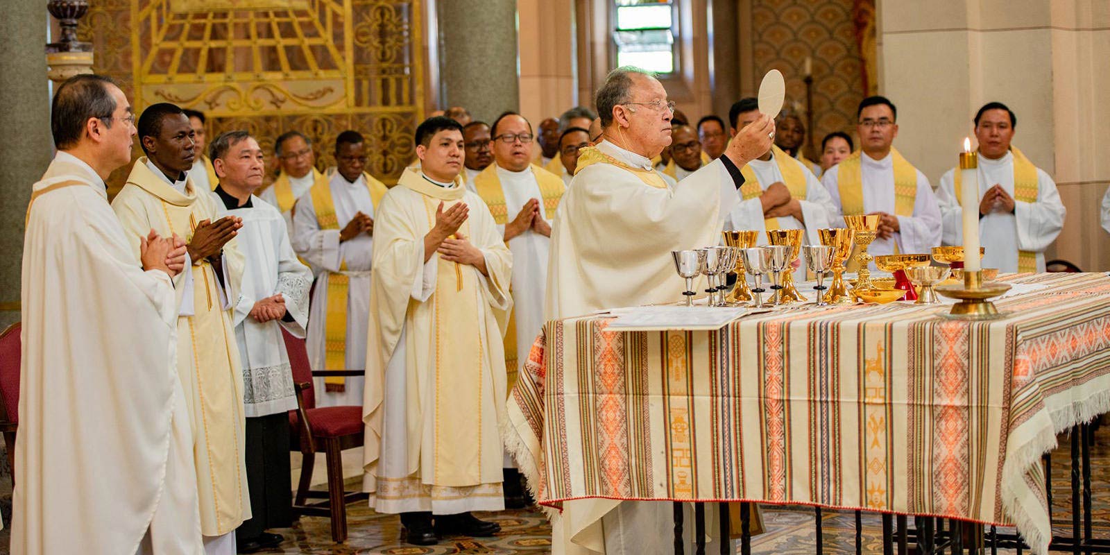 Sacerdotes ao redor do altar durante a Santa Missa na igreja em Techny, Illinois