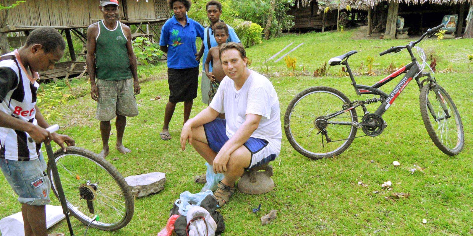 O. Michał Tomaszewski naprawia rower podczas jednej z wypraw – Papua Nowa Gwinea