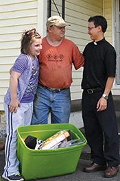 P. Thien ayudando pobres en parroquia Saint Thomas