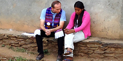 El padre Mariusz Mielczarek escuchando la confesión en Bolivia