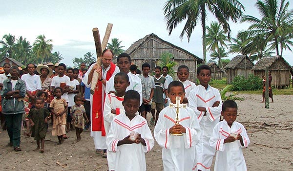 Misjonarz Werbista niesie krzyż podczas drogi krzyżowej na Madagaskarze