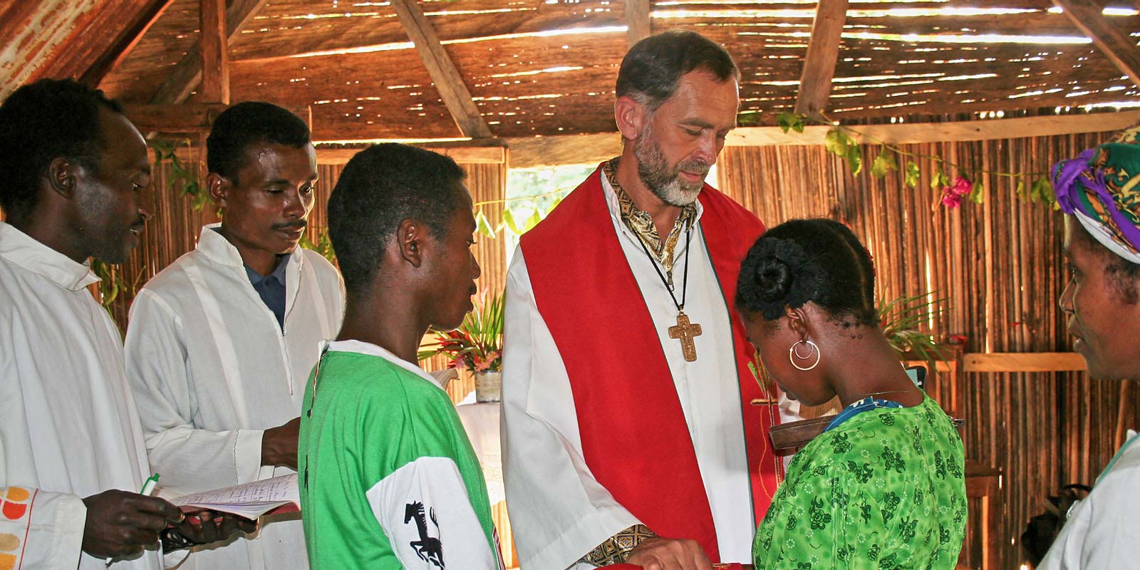 O. Czesław Sadecki udziela sakramentu małżeństwa na Madagaskarze