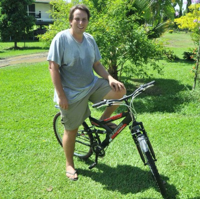 O. Michał Tomaszewski ze swoim rowerem – Papua Nowa Gwinea