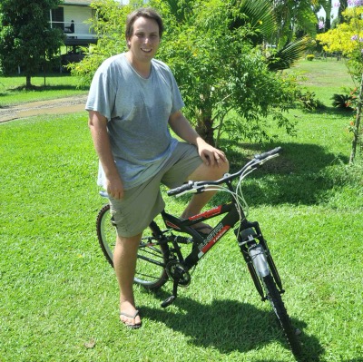 Padre Michał Tomaszewski con su bicicleta