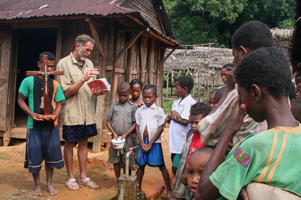 El padre Czesław Sadecki bendice un nuevo pozo en Madagascar
