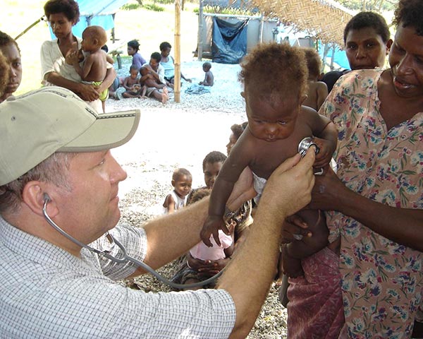 Irmão, medico Jerzy Kuzma atendendo crianças no campo dos refugiados.