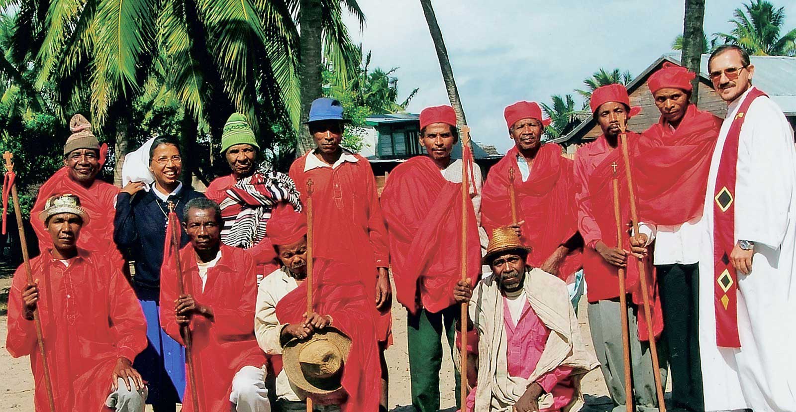 Ojciec Zdzisław Grad z Królami na Madagaskarze po ceremonii błogosławieństwa.