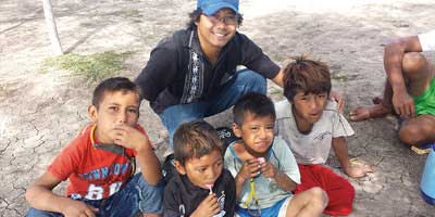 El misionero Verbita de Vietnam con niños en el patio de recreo en Paraguay.