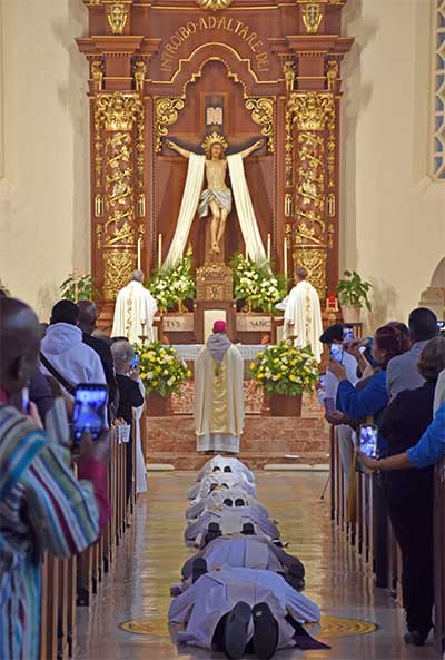 Priests-Kneeling-USE.jpg