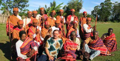 Ojciec Zdzisław Grad z grupa chrześcijańskich królów na Madagaskarze